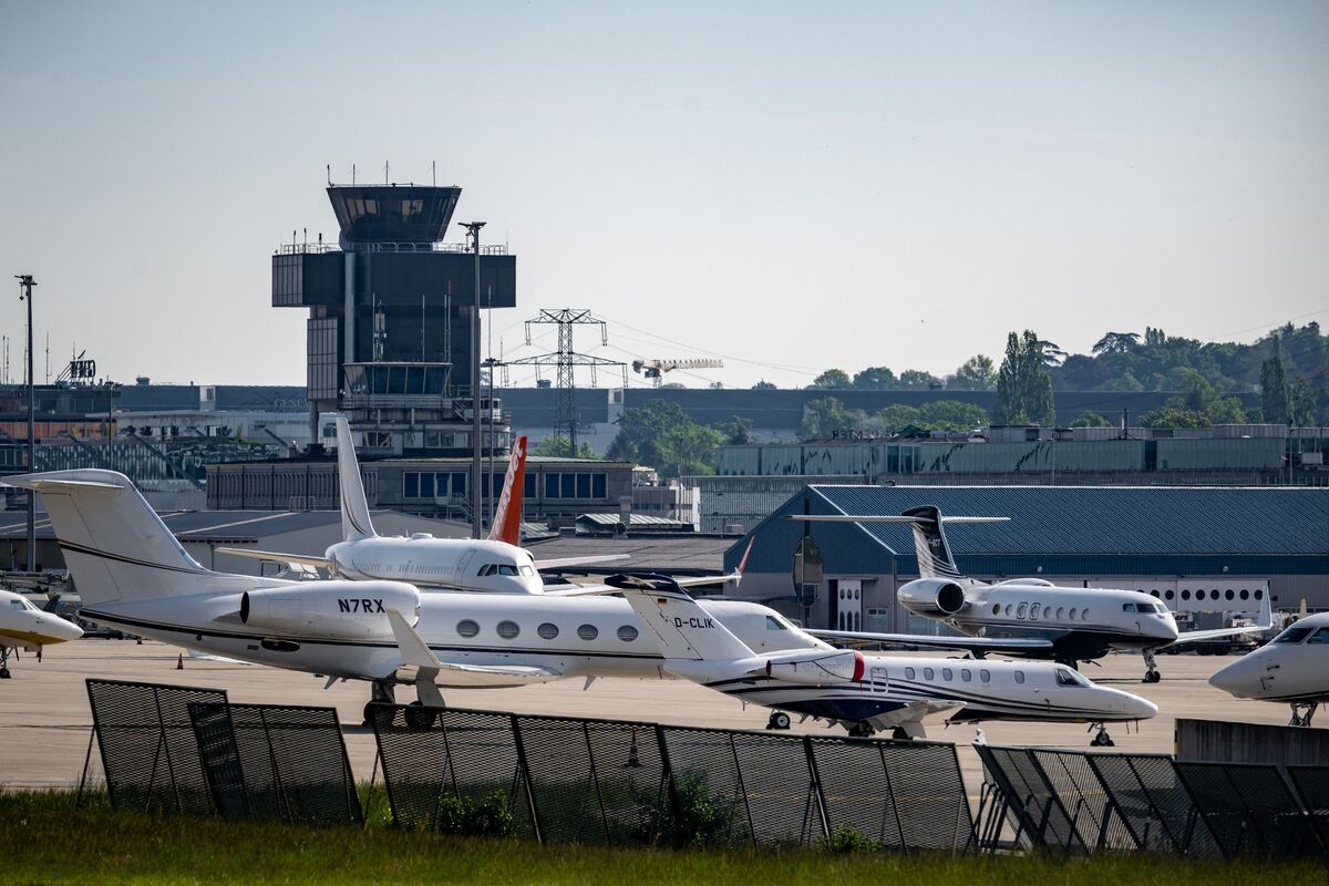 Geneva Airport Disrupted Due To Climate Protesters On Tarmac - Bloomberg