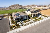 An aerial view of a California housing development whose&nbsp;homes come with solar panels, heat pumps and batteries.