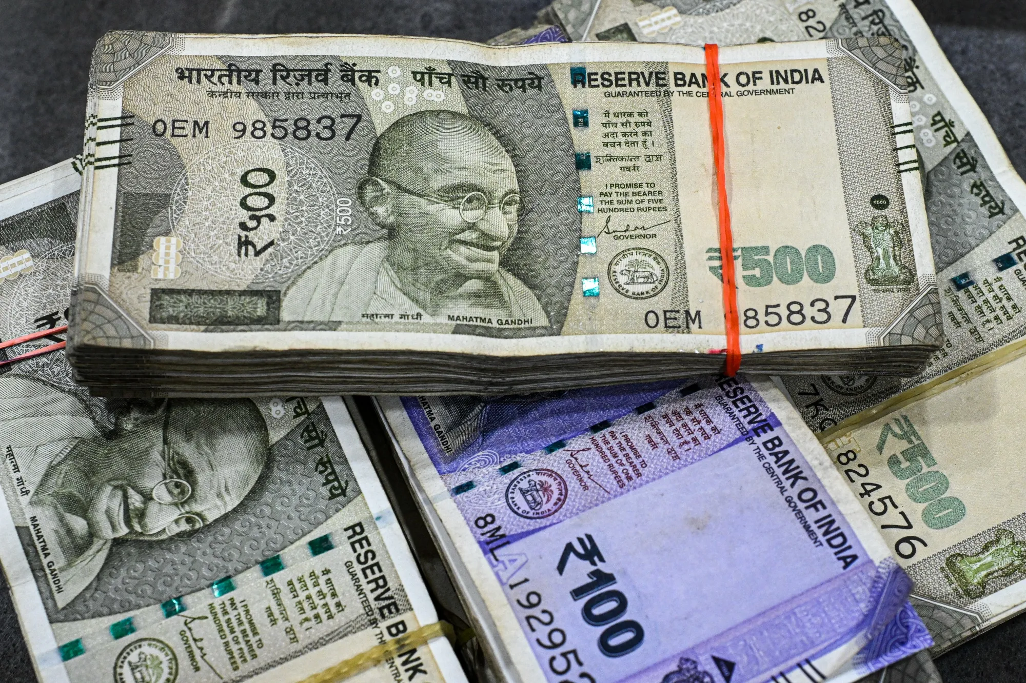 Indian Central Bank Boosts Dollar Shorts to Rein in Rupee Slide - Bloomberg