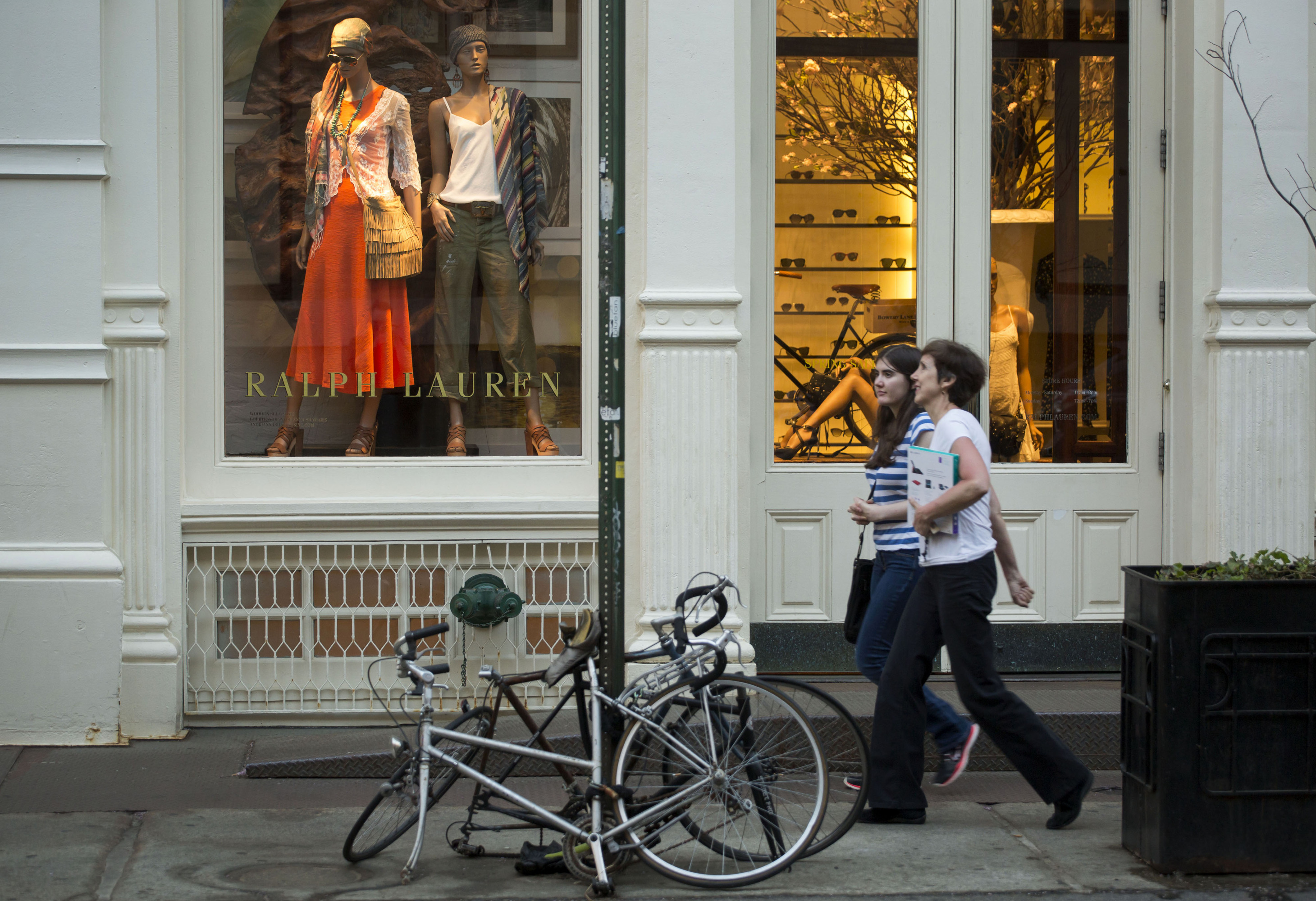 Ralph Lauren to cut jobs, close flagship Fifth Avenue Polo store