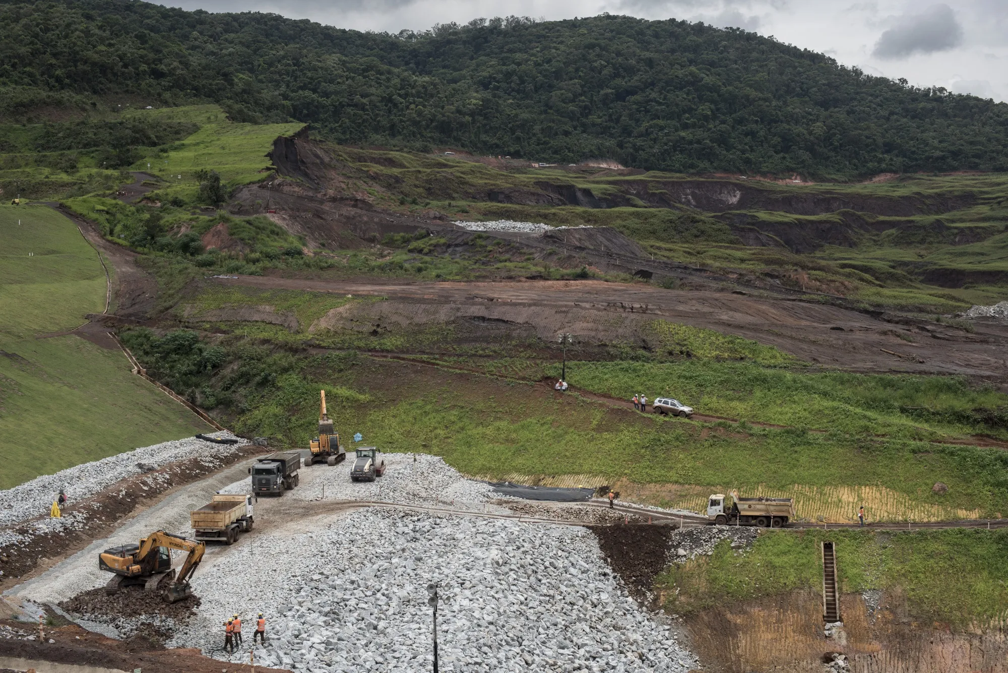 Workers build containment and recovery dikes as part of the recovery effort in Brumadinho, Minas Gerais state, Brazil, on&nbsp;Dec. 10, 2019.&nbsp;