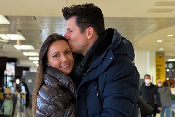 ‘Light at the End of the Tunnel’: Scenes of International Reunions at Newark Airport