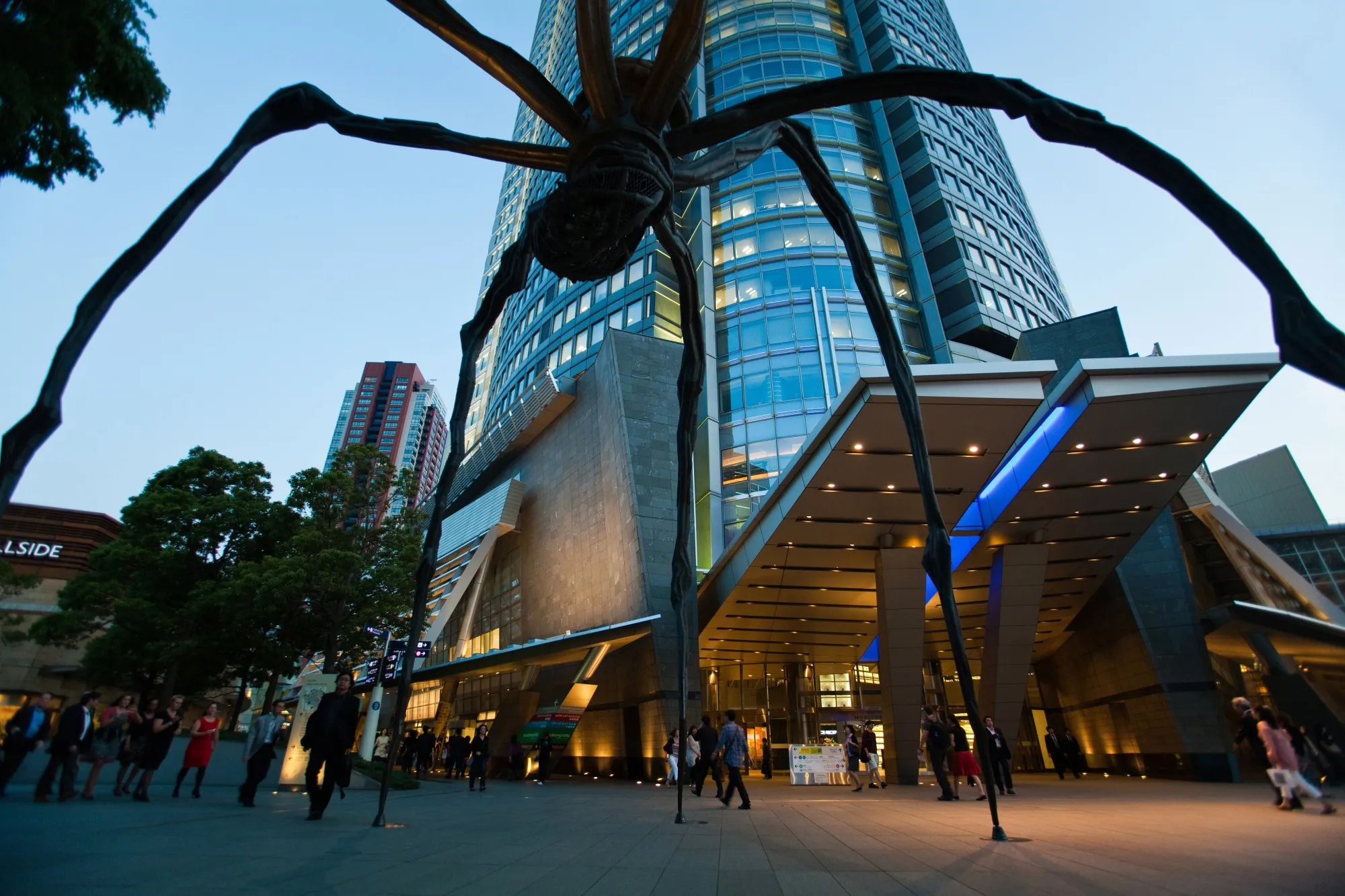 The spider sculpture outside Mori Tower in Roppongi Hills.