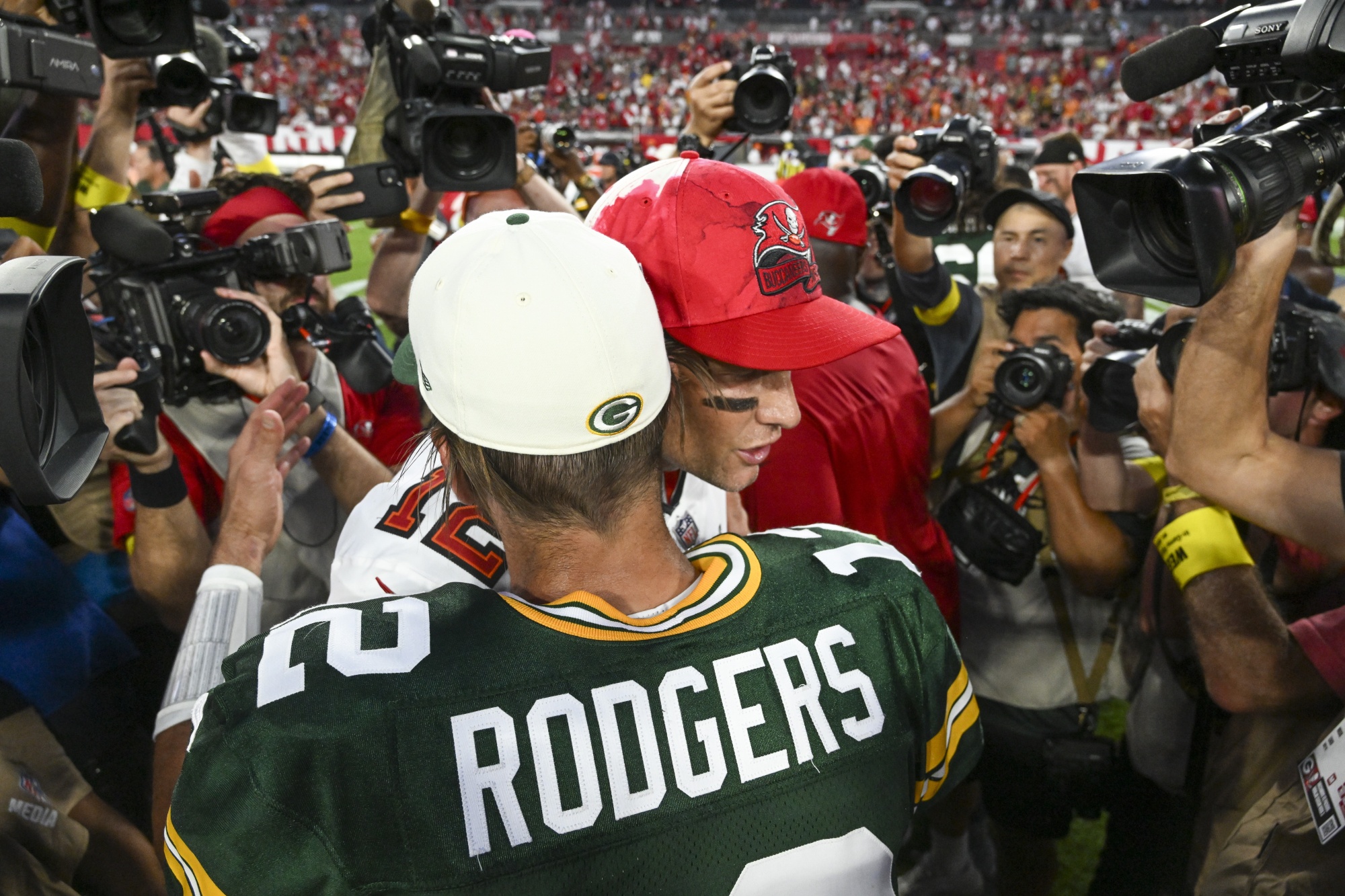 Rodgers Throws for 2 TDs, Packers Hold Off Brady, Bucs 14-12 - Bloomberg