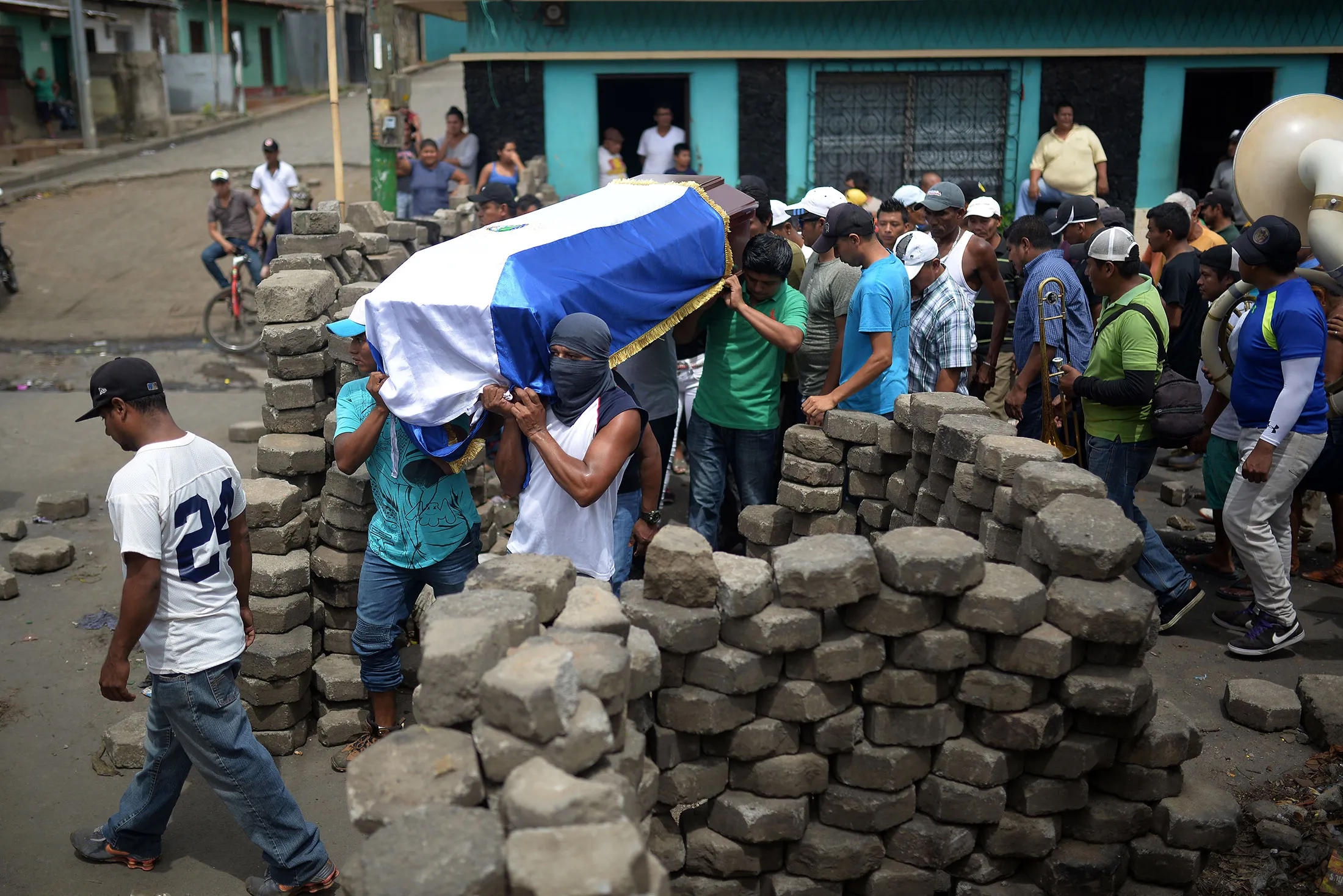 Friends and relatives carry the coffin of Jose Esteban Sevilla Medina, who was shot dead in Masaya, on July 16.