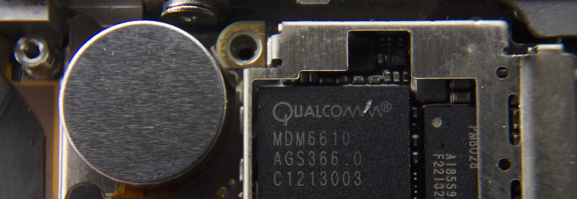 A Qualcomm baseband processor&nbsp;inside an Iphone 4S.
