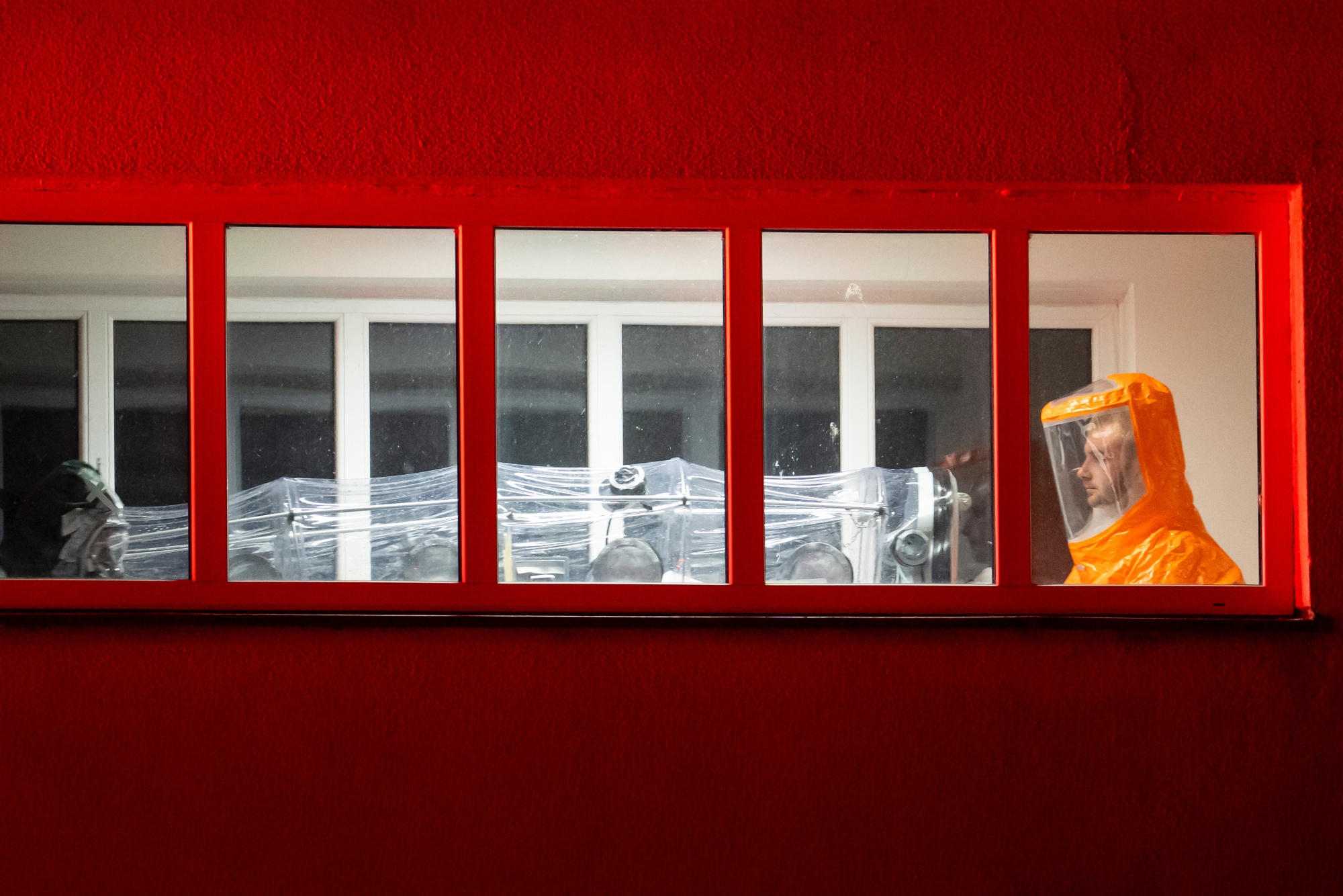 A US citizen who had contact with an Ebola patient arrives at a hospital in May 2026.