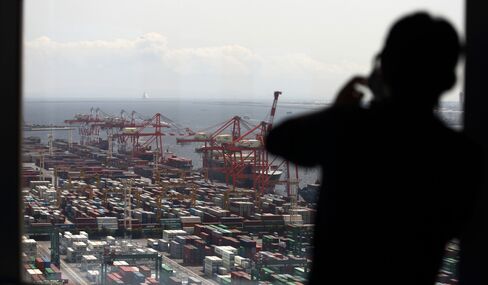 Japan’s Exports Surge by Most Since 2010 in Boost for Abenomics