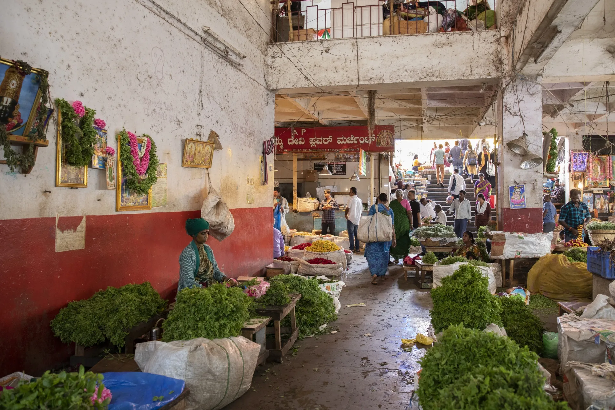 Shoppers at a&nbsp;vegetable, fruit, and flower market in Bengaluru, India.