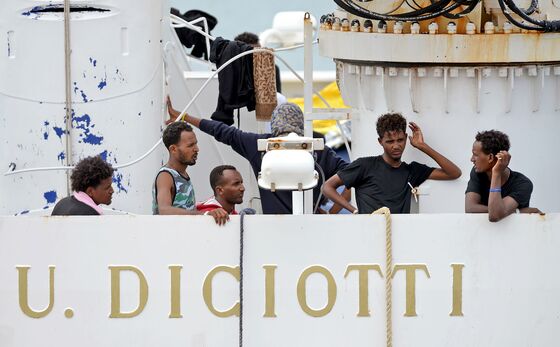 Italy Says It Won't Adhere to EU Budget as Migrants Leave Ship