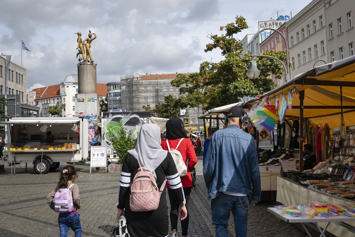 German Inflation Jumps Above 4%, Highest in Three Decades - Bloomberg