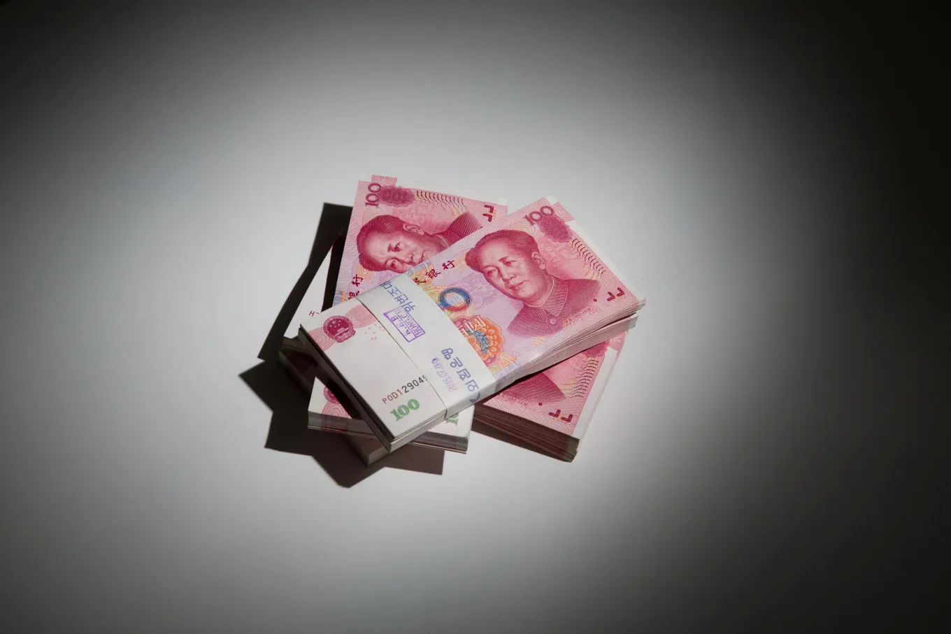 Images of Chinese Yuan Banknotes As 50% of China Market Now Halted