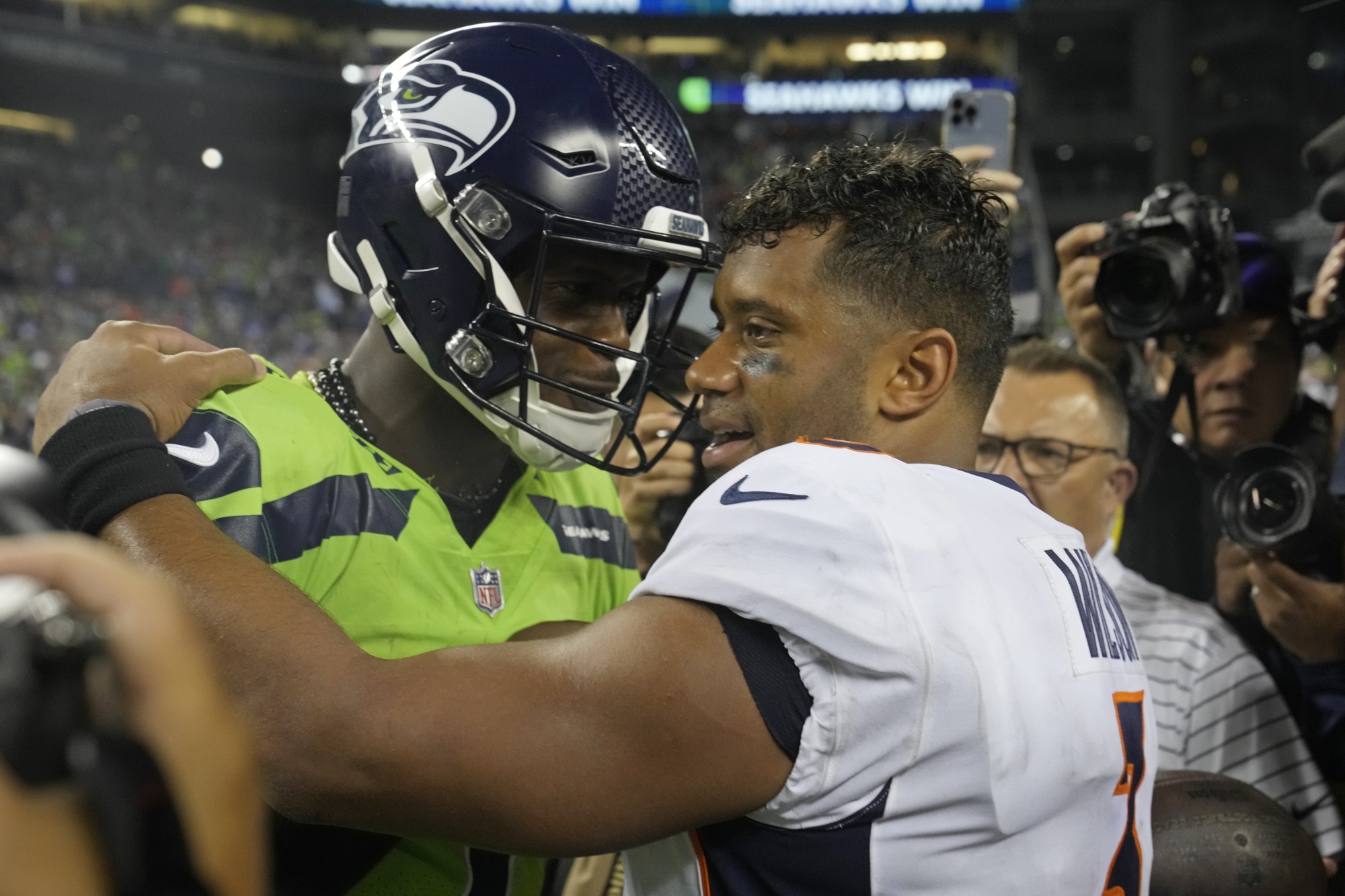 Seahawks-Broncos GameCenter: Live updates, highlights, how to watch, stream  game