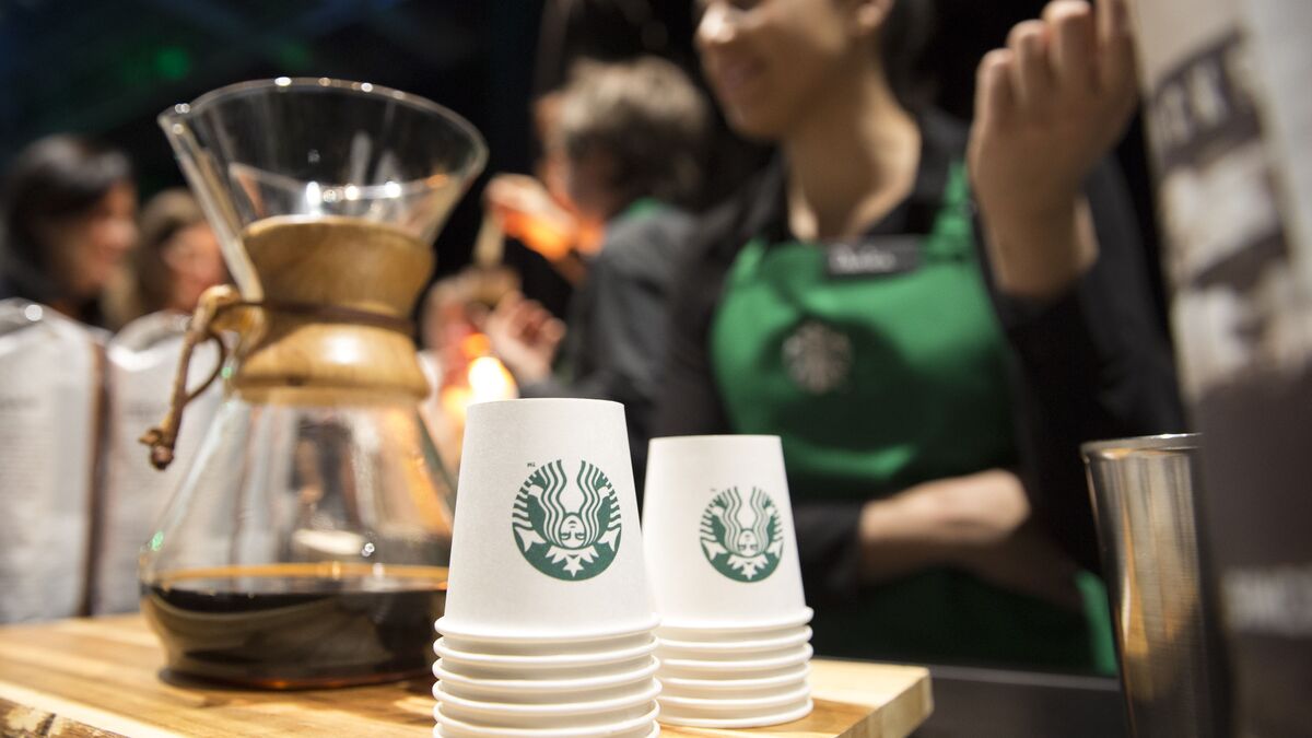 ⚫️ BLOOMBERG: Starbucks chiude l'1% dei negozi e taglia 900 posti di lavoro per risparmiare.
