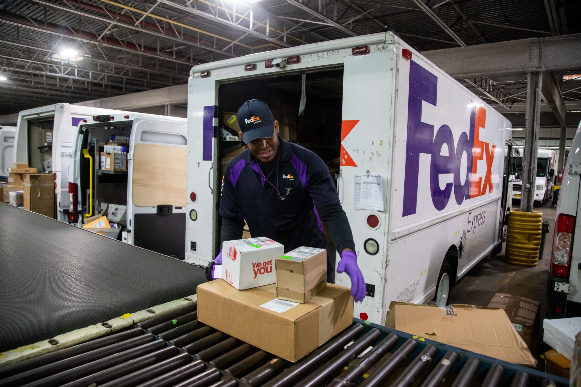 FedEx (FDX) Jumps After Boosting Forecast as Cost Cuts Take Hold - Bloomberg