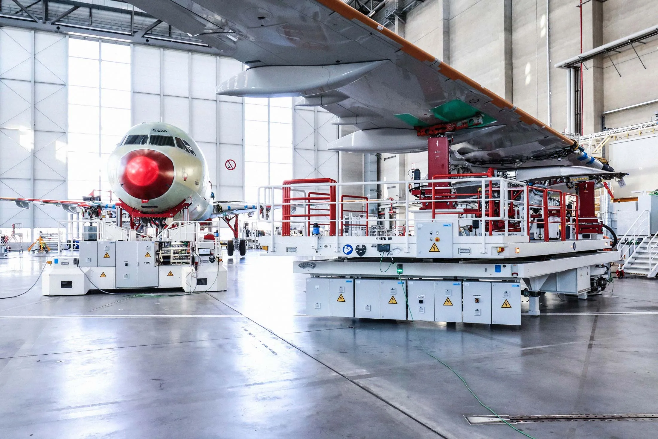 Automated assembly line for the Airbus A320 in Hamburg, which can move planes on platforms.