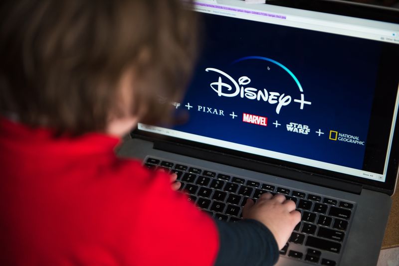 ディズニー株急伸 動画配信サービス加入急増 テーマパーク好調 Bloomberg