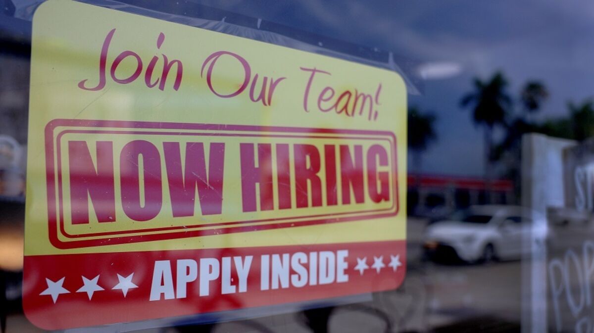 US Unemployment Rate Declines to 4.4%, But Payrolls Fall Short of Forecasts