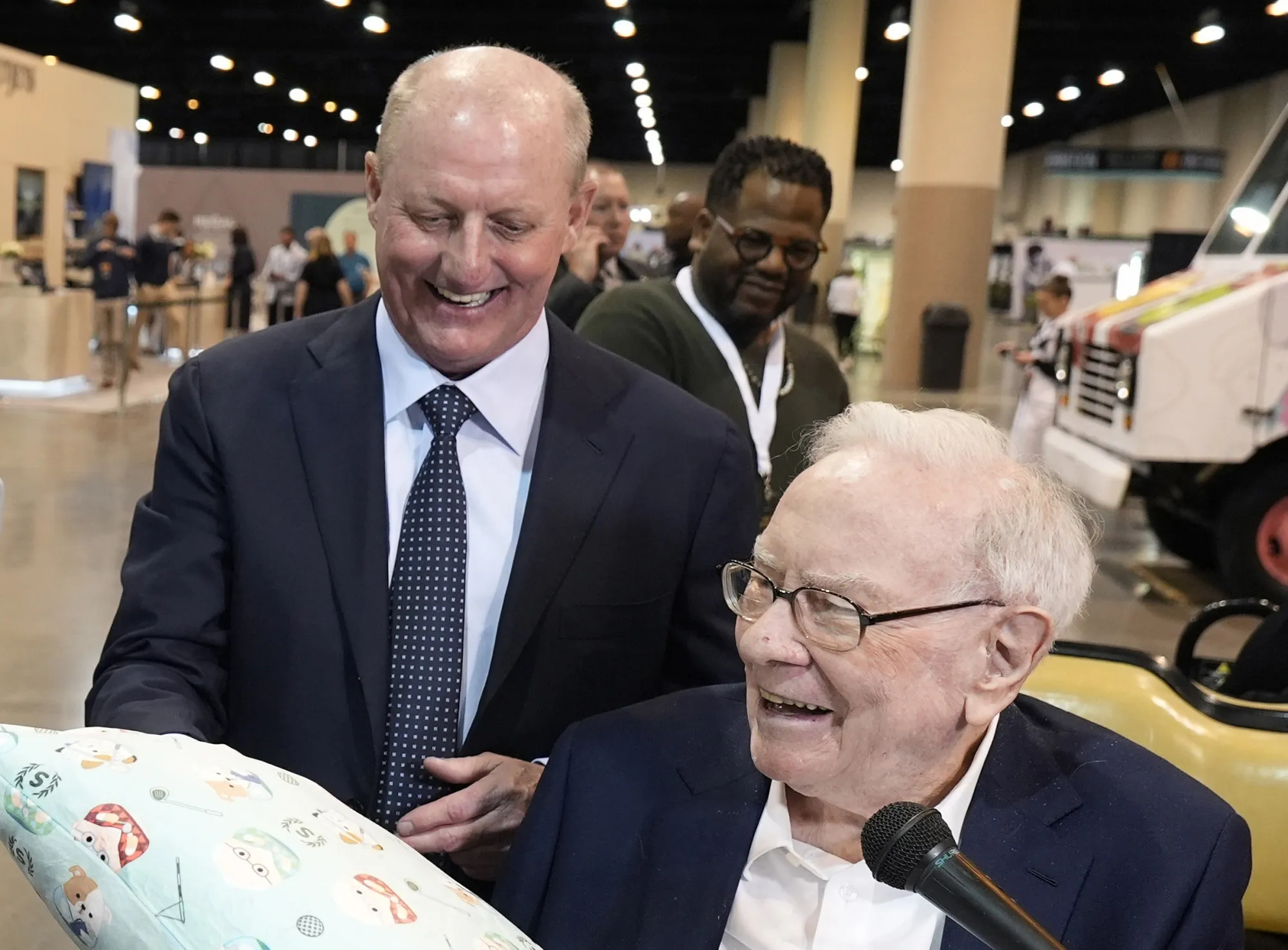 投資家のクリスマス」終幕、バフェット氏が年次書簡の執筆引退－WSJ - Bloomberg