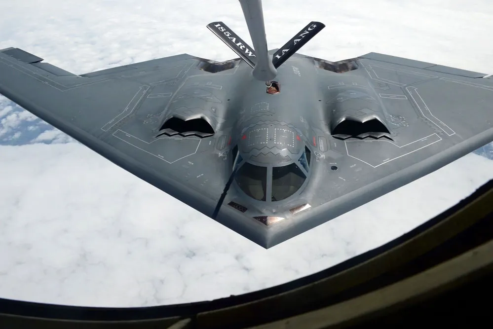 یک بمب‌افکن پنهان‌کار B-2 نیروی هوایی ایالات متحده.