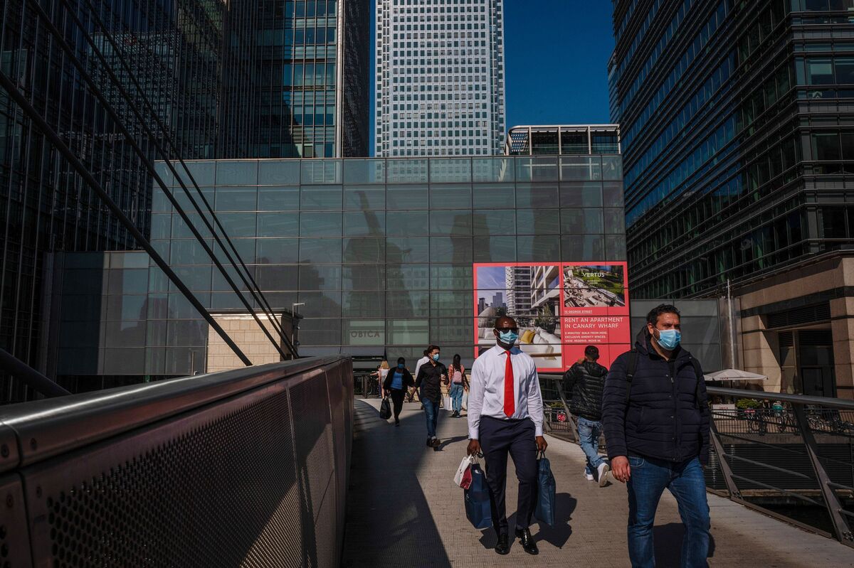 FTSE 100 UK Stocks CEOs' Total Pay Falls by $1 Million, PwC Report Shows -  Bloomberg