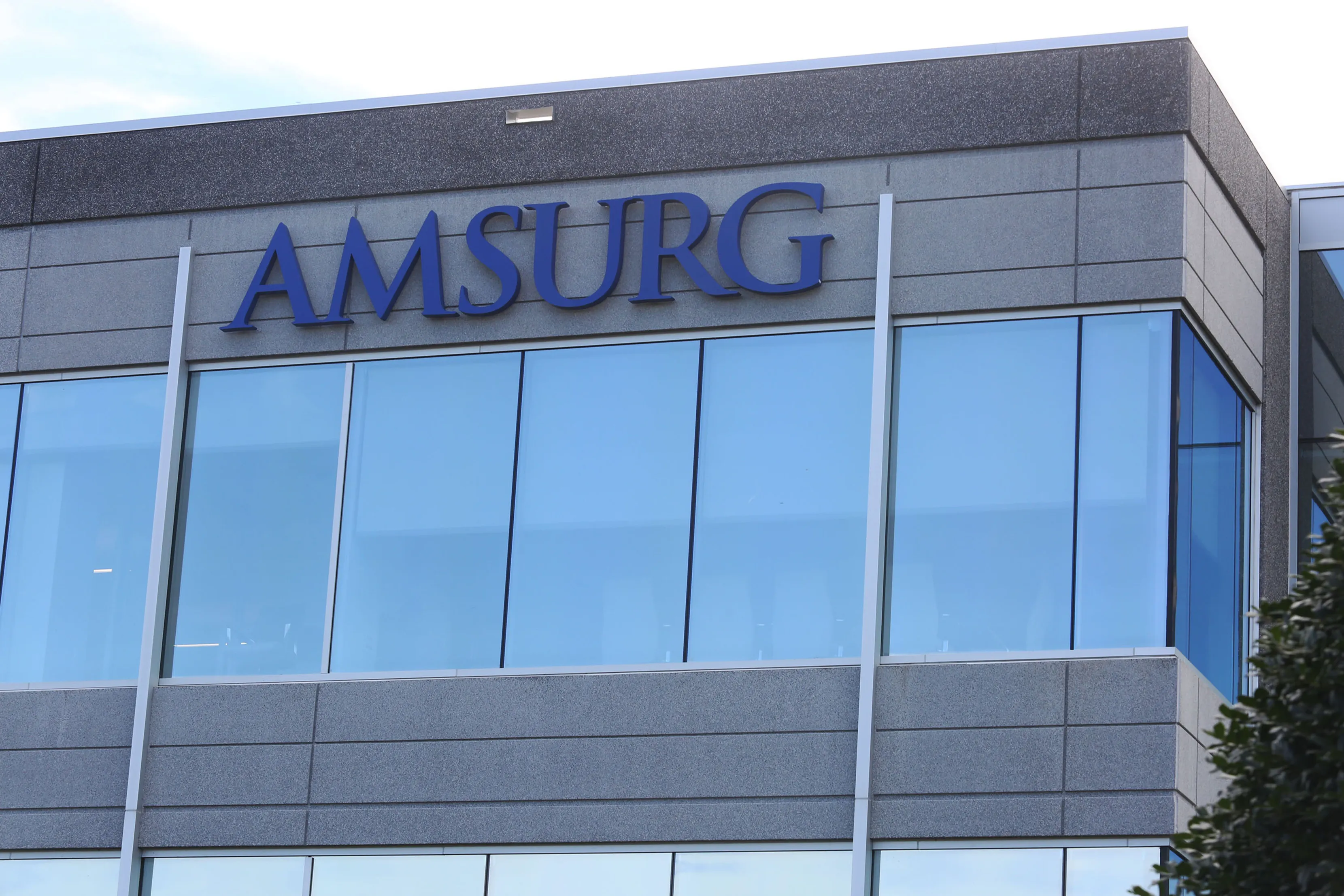 Letrero de Amsurg en un edificio