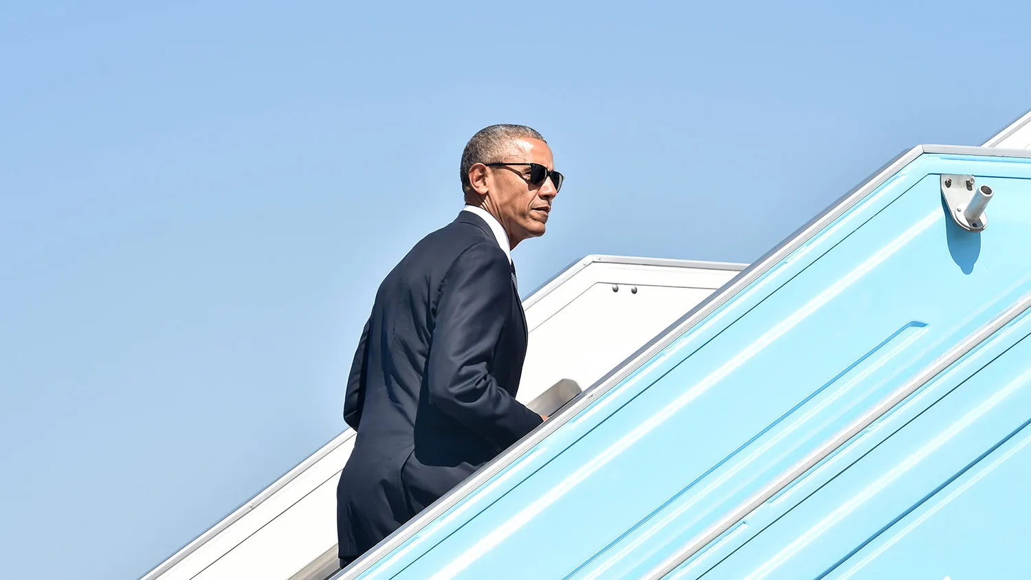 President Barack Obama boards Air Force One at Ben Gurion airport on Sept. 30, 2016.
