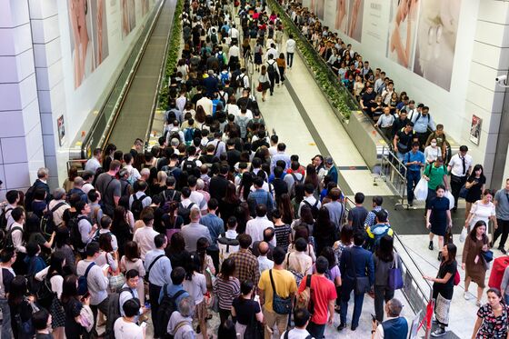 Hong Kong Hit by Rush-Hour Chaos After Glitch Delays Trains