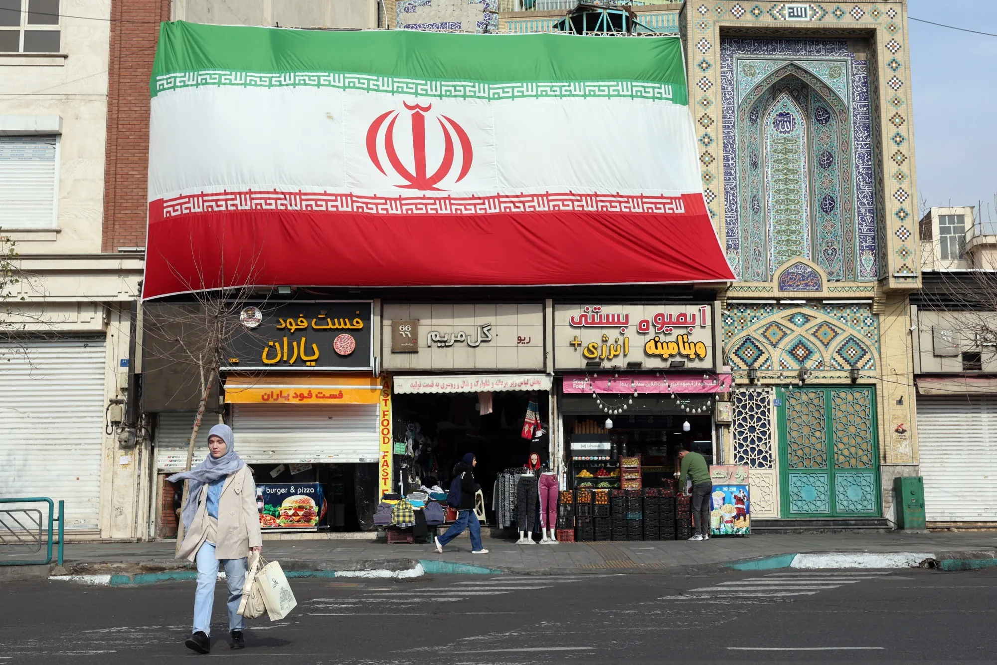 トランプ米大統領は6日、イランと取引する国からの輸入品に関税を課す権限を関連省庁に与えたと発表した