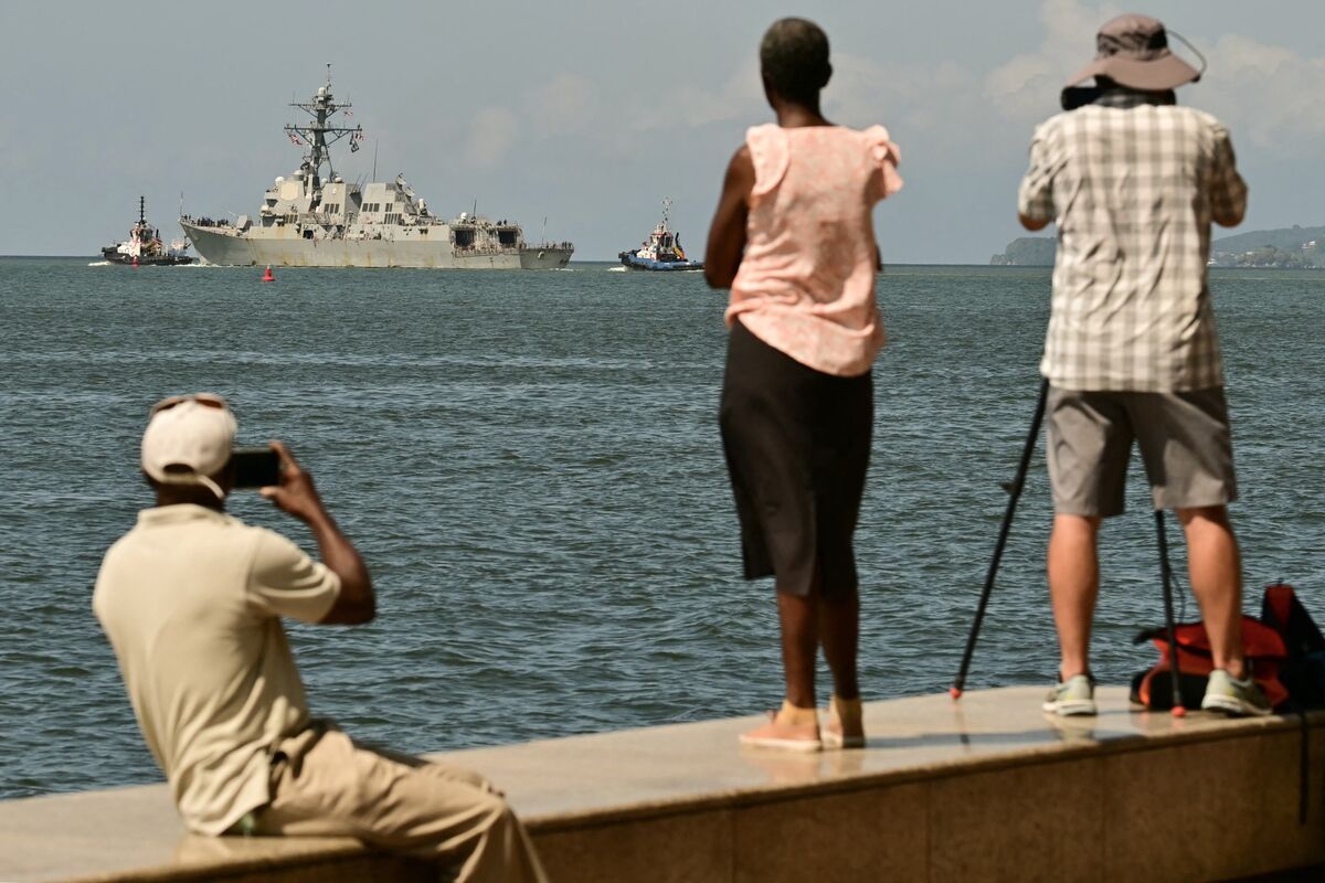 Venezuelans Urged to Spy on Their Neighbors as US Warship Nears