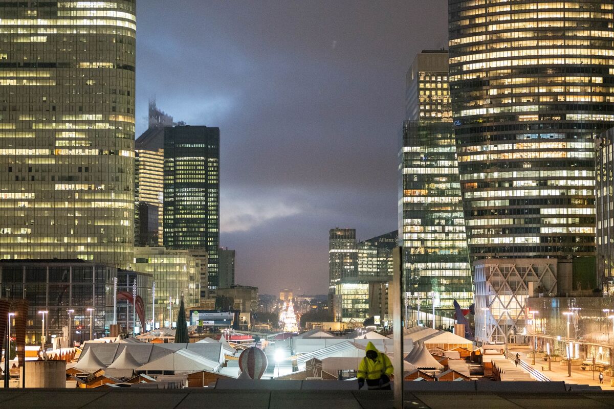 Euro-Zone Banks Tighten Firms’ Credit Standards Most Since 2023