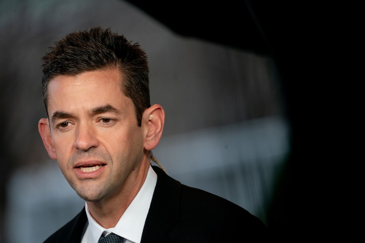 bloomberg.com - Loren Grush - NASA Chief Fuels SpaceX-Blue Origin Rivalry in Moon Push