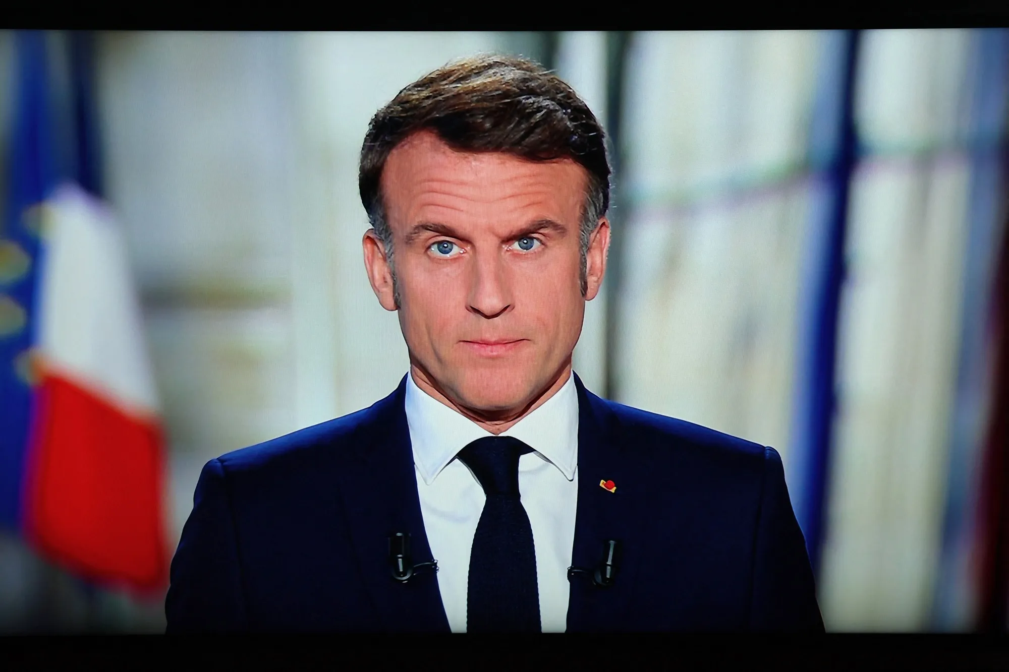 Macron Mulls Referendum in a Divided France - Bloomberg