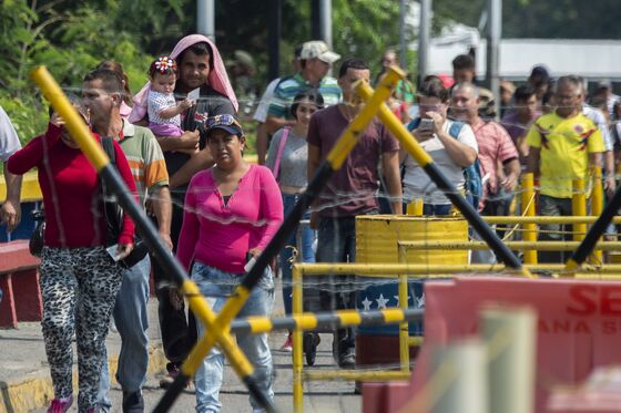 Venezuela Showdown Nears as Guaido Sets a Date for Food Caravans