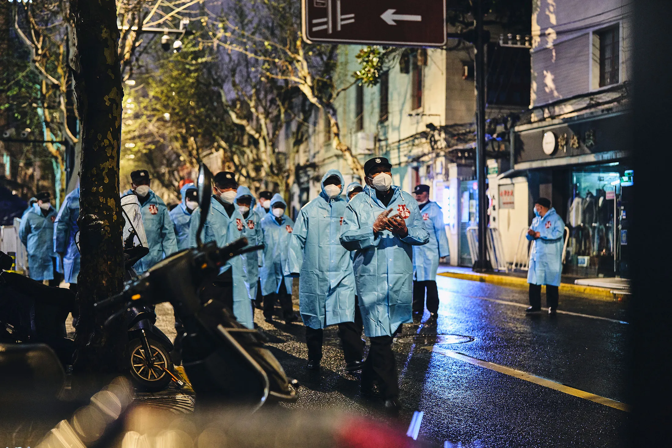 Guards put up barriers and lock doorways right before a&nbsp;lockdown begins&nbsp;in the Puxi area of&nbsp;Shanghai on March 31.