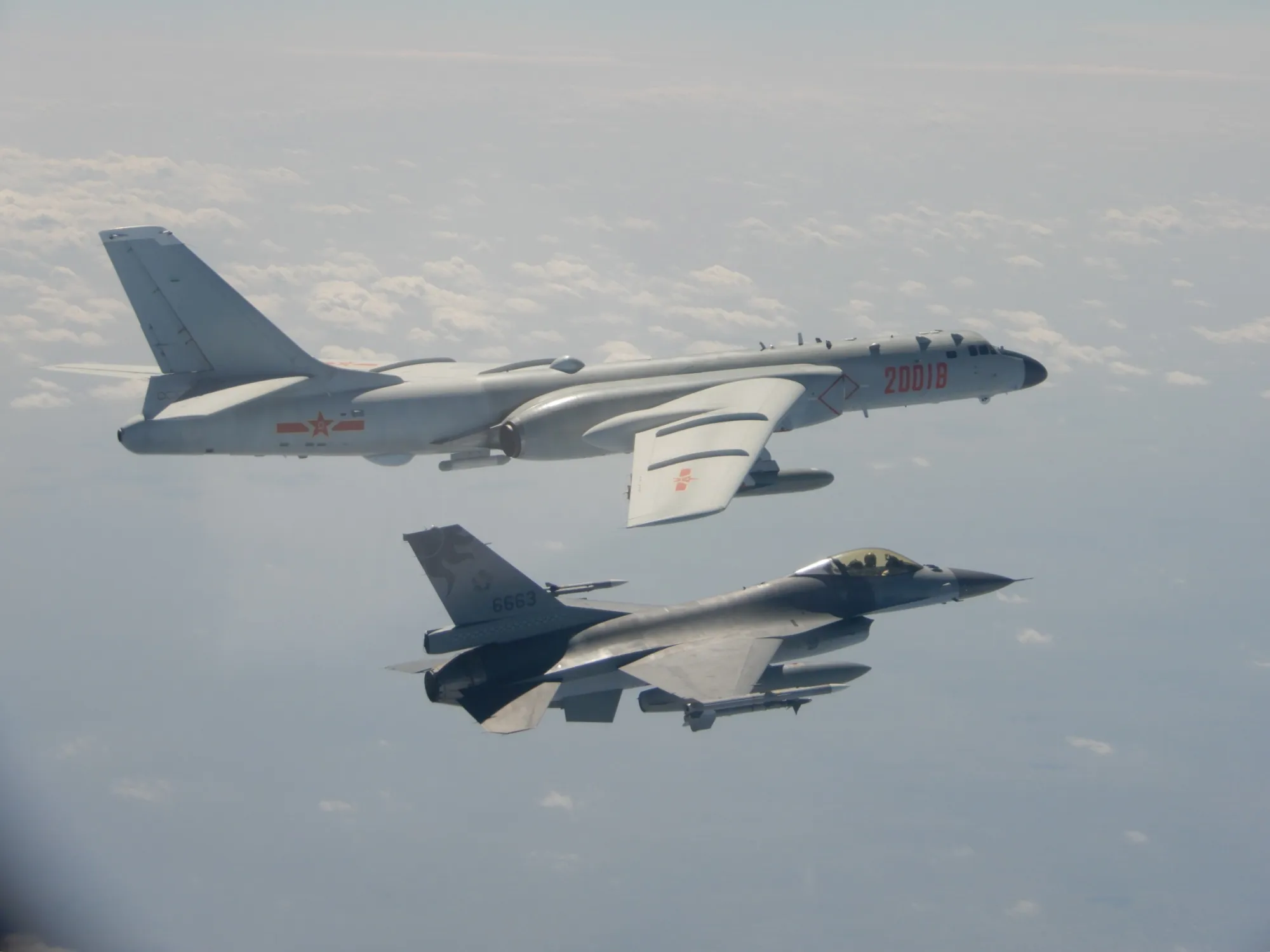スチュワーデスとパイロットの台湾がいっぱい 台湾、戦闘機パイロット育成が喫緊の課題－中国軍機の侵入増で - Bloomberg
