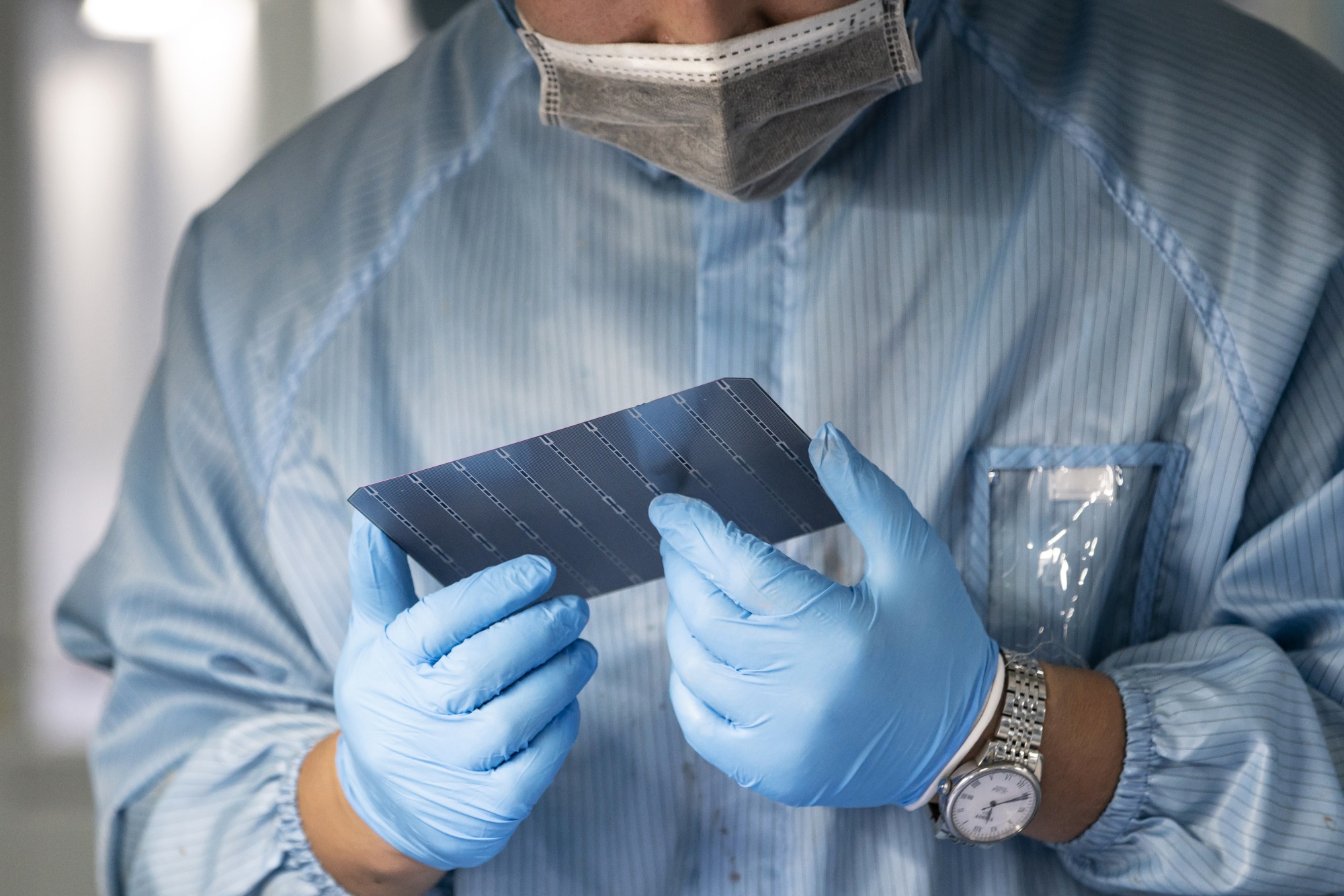 An employee inspects photovoltaic cells&nbsp;at the Longi Green Energy Technology Co. plant in Xi'an.