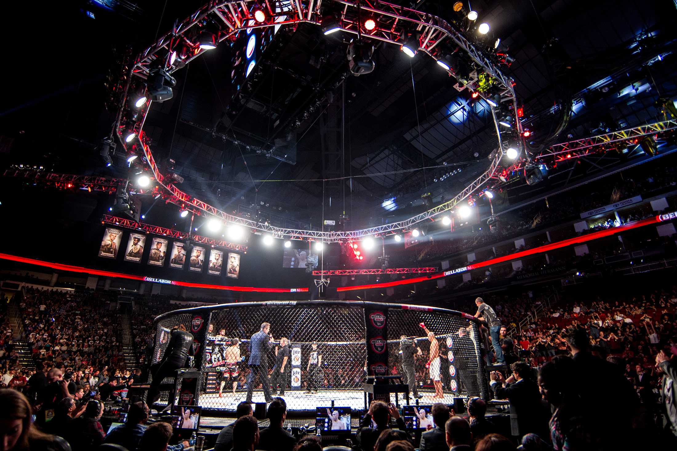 Virtual Reality Lets MMA Fans Feel the Punch - Bloomberg
