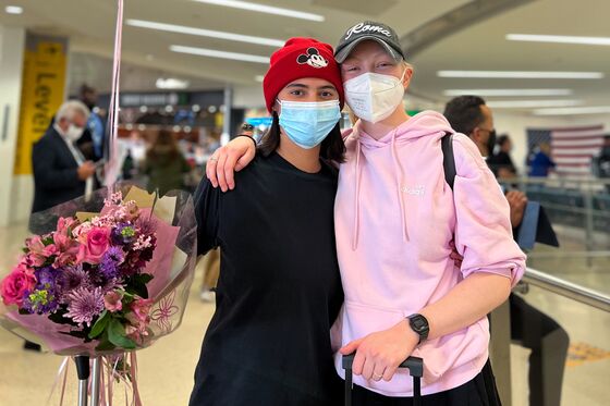 ‘Light at the End of the Tunnel’: Scenes of International Reunions at Newark Airport