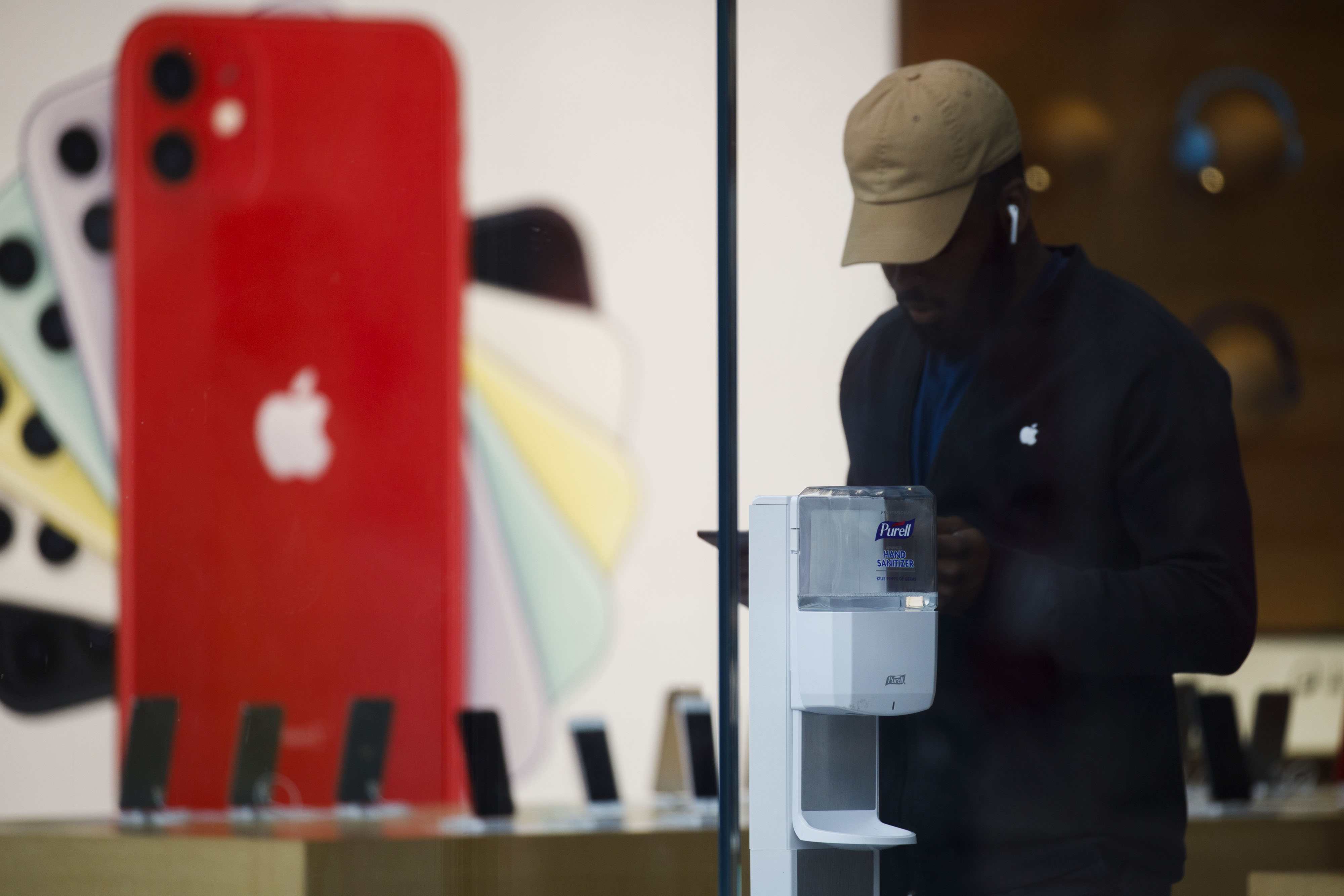 Apple Inc. Closes All Stores Outside Greater China For 2 Weeks 