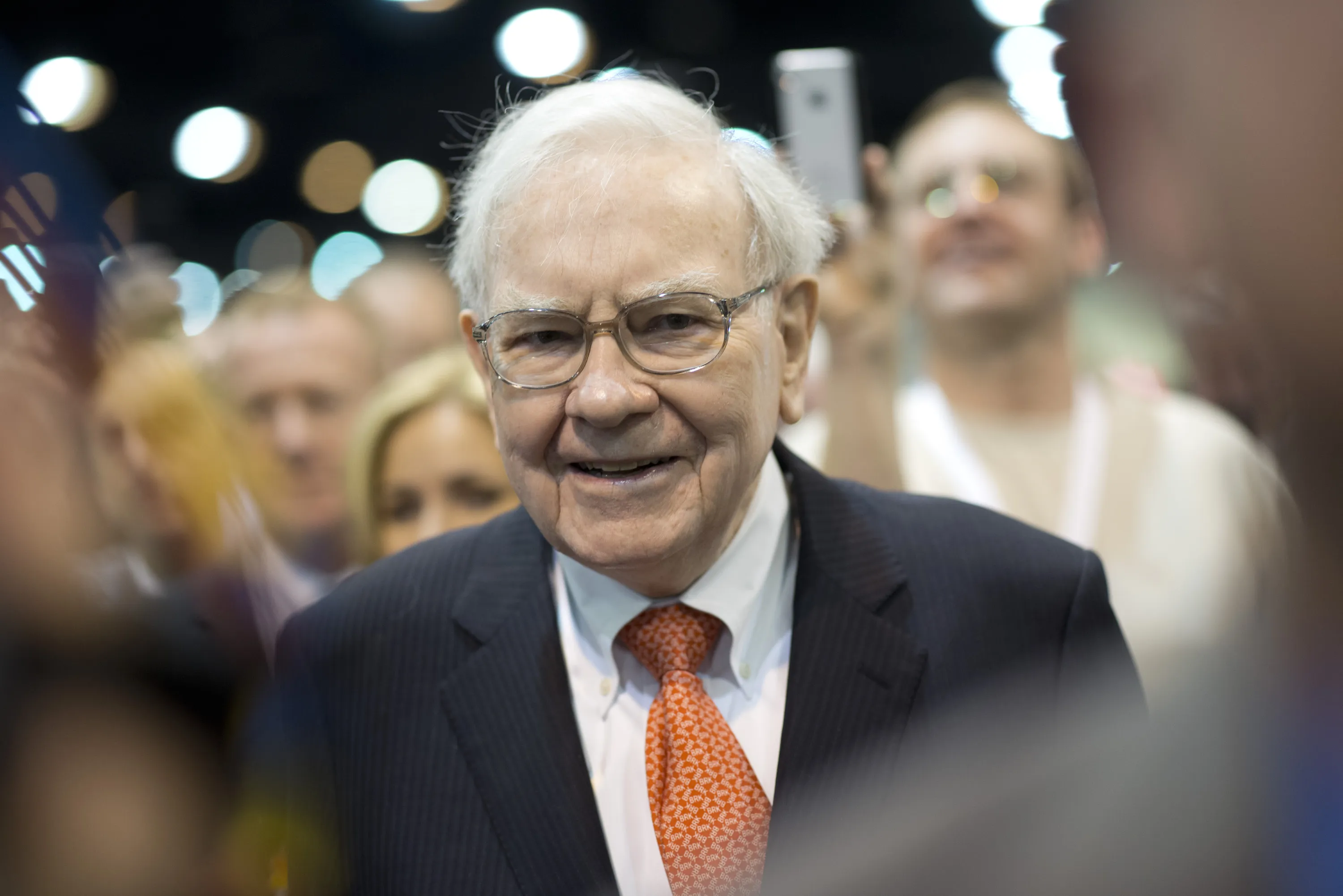 バフェット氏との昼食会、応札額上昇－４回連続で過去最高も - Bloomberg