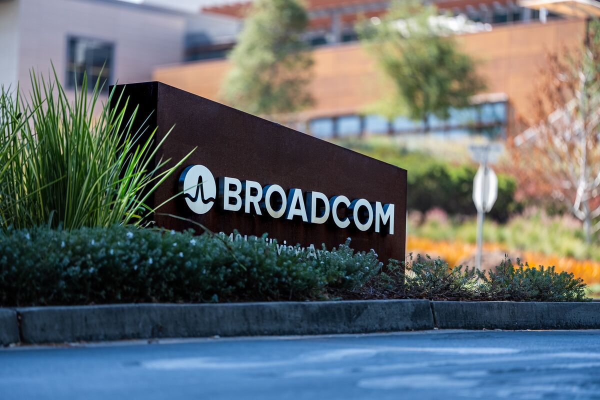 bloomberg.com - Davide Barbuscia - Banks Eye $21 Billion of Bonds for Broadcom Chip-Financing Deal