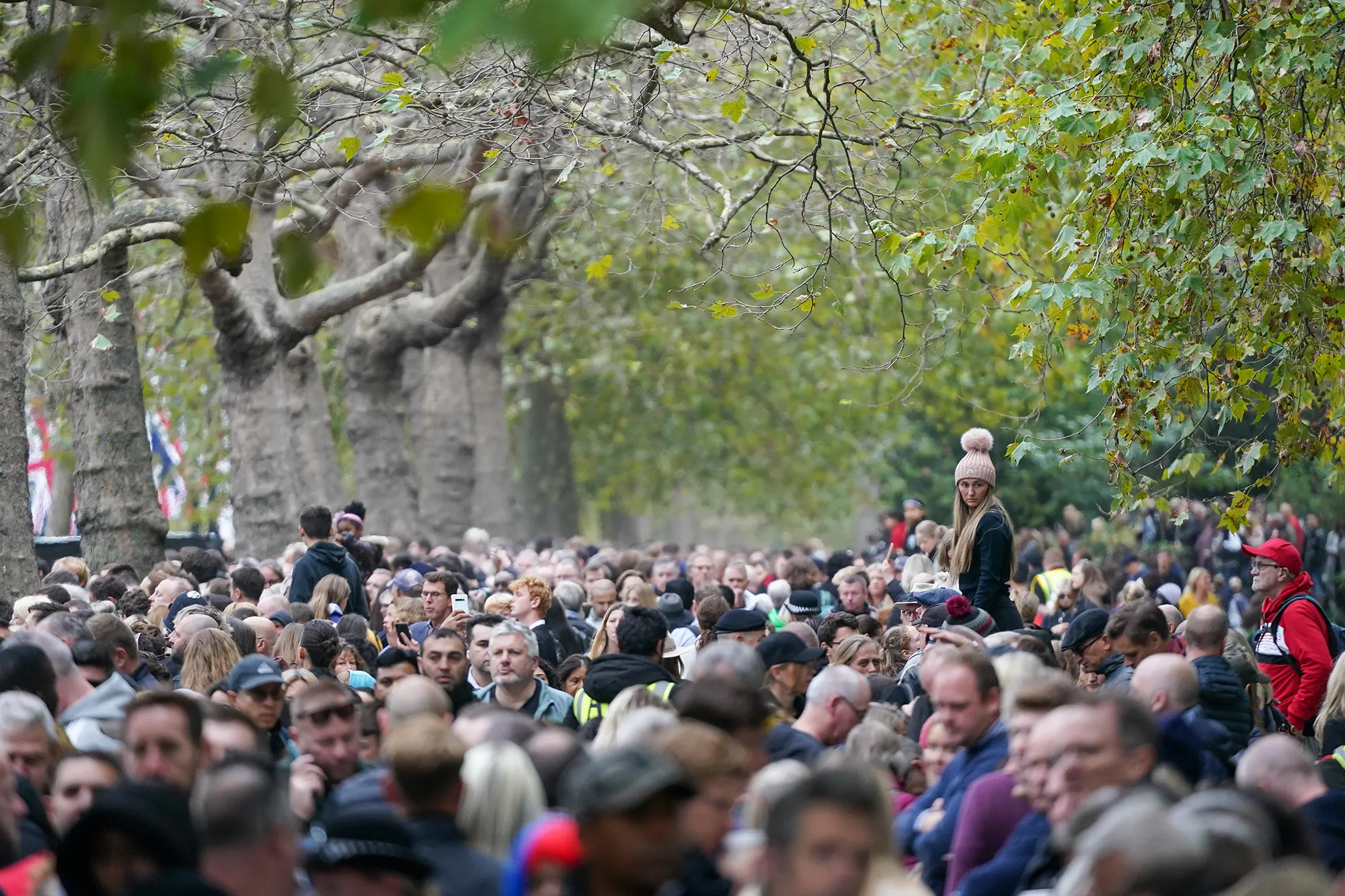 Crowds fill the Mall in London ahead of the funeral, on Sept.&nbsp;19.&nbsp;