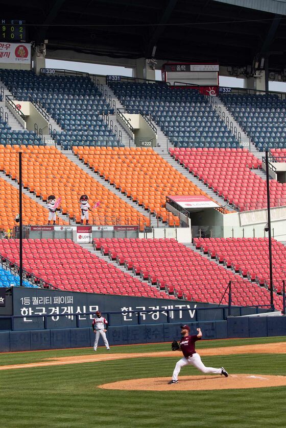 Without Fans or High-Fives, Baseball Plays On in Korea