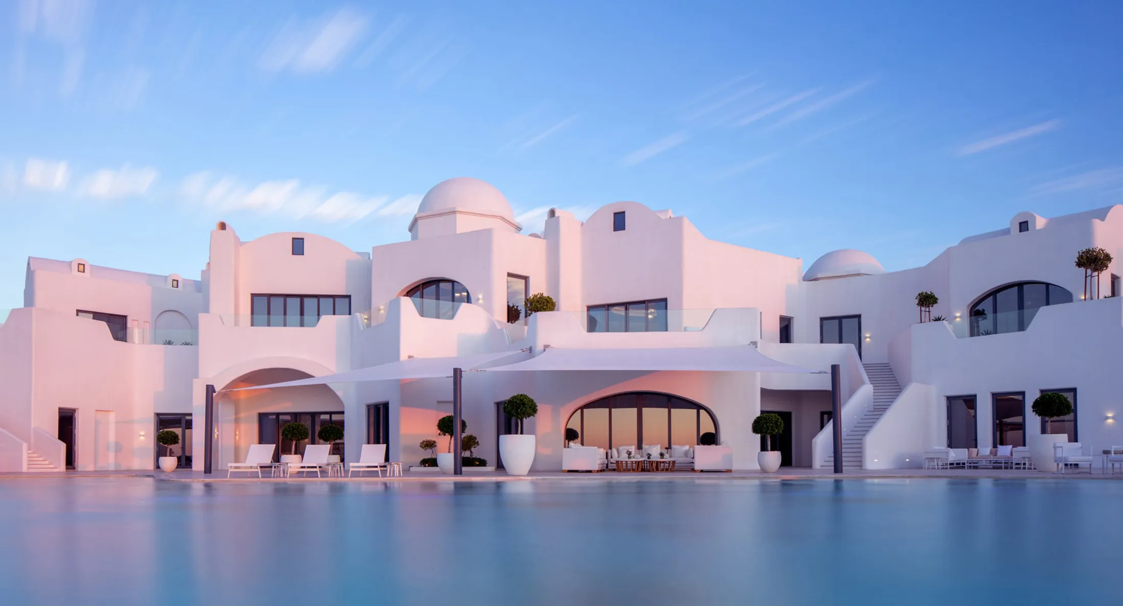 The Anantara Santorini Abu Dhabi Retreat is about 40 minutes from Dubai.&nbsp;&nbsp;