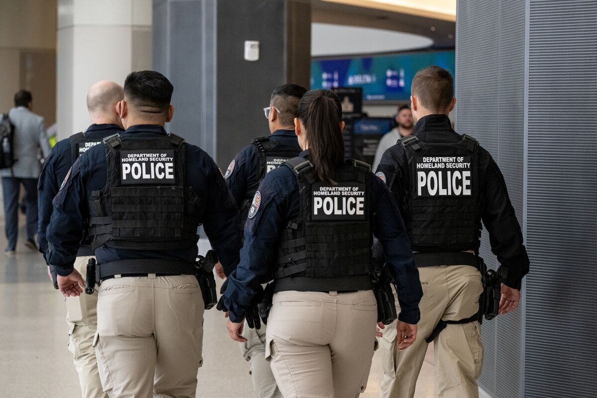 Trump Orders Deportation of 500,000 Migrants