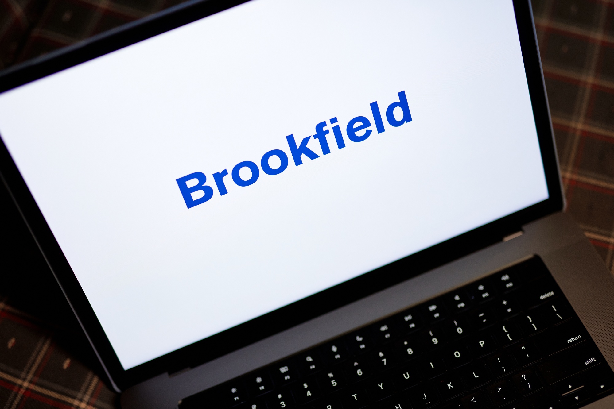 Brookfield Real Estate Trust Drops 6.7 in First Yearly Loss Bloomberg