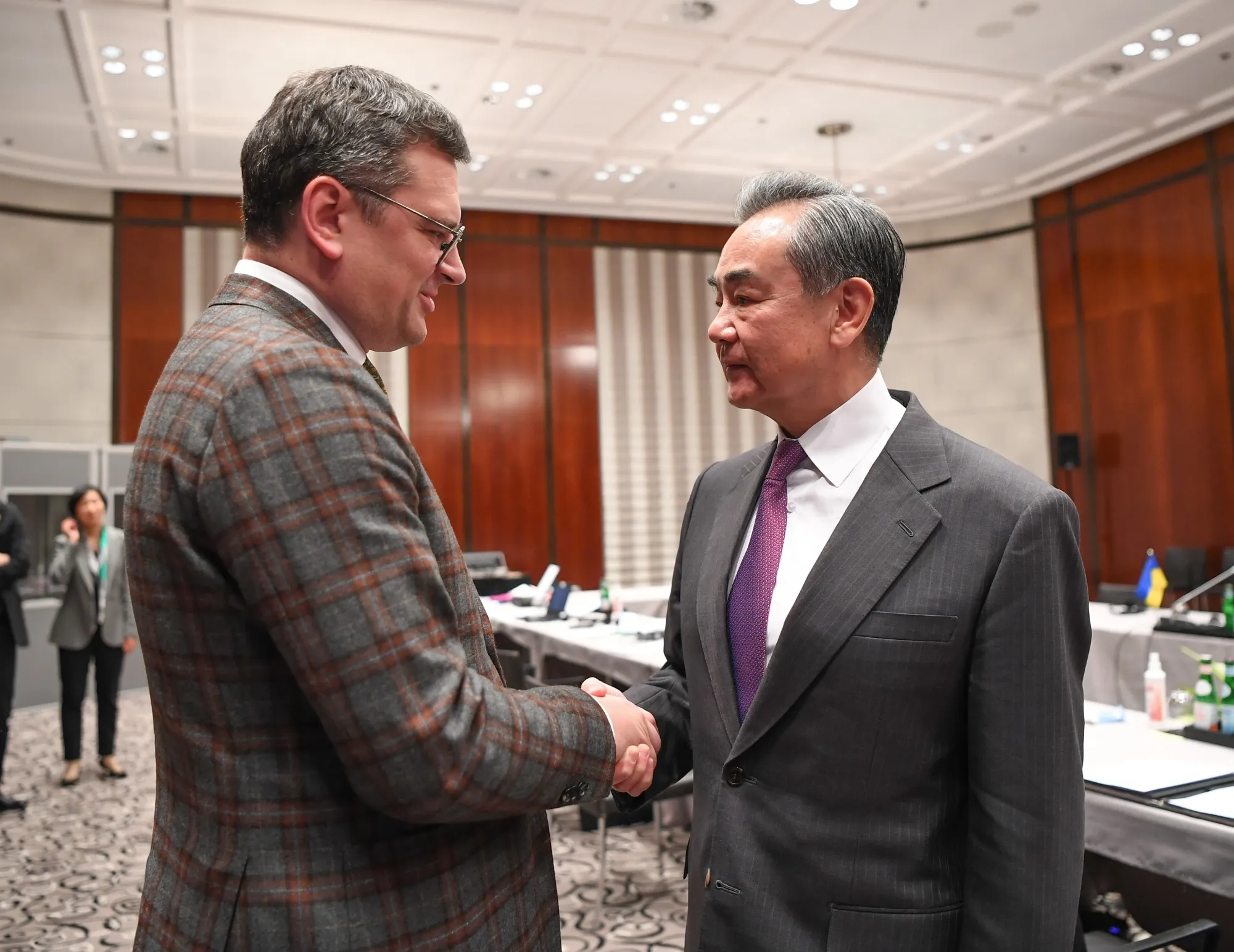 Dmytro Kuleba&nbsp;and Wang Yi in February.