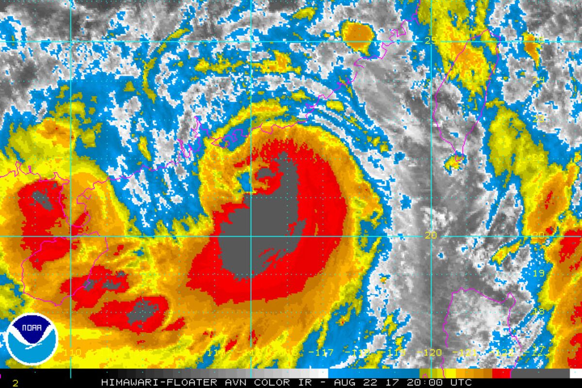 Hong Kong's Luck With Typhoons Runs Out as Hato Rattles City - Bloomberg