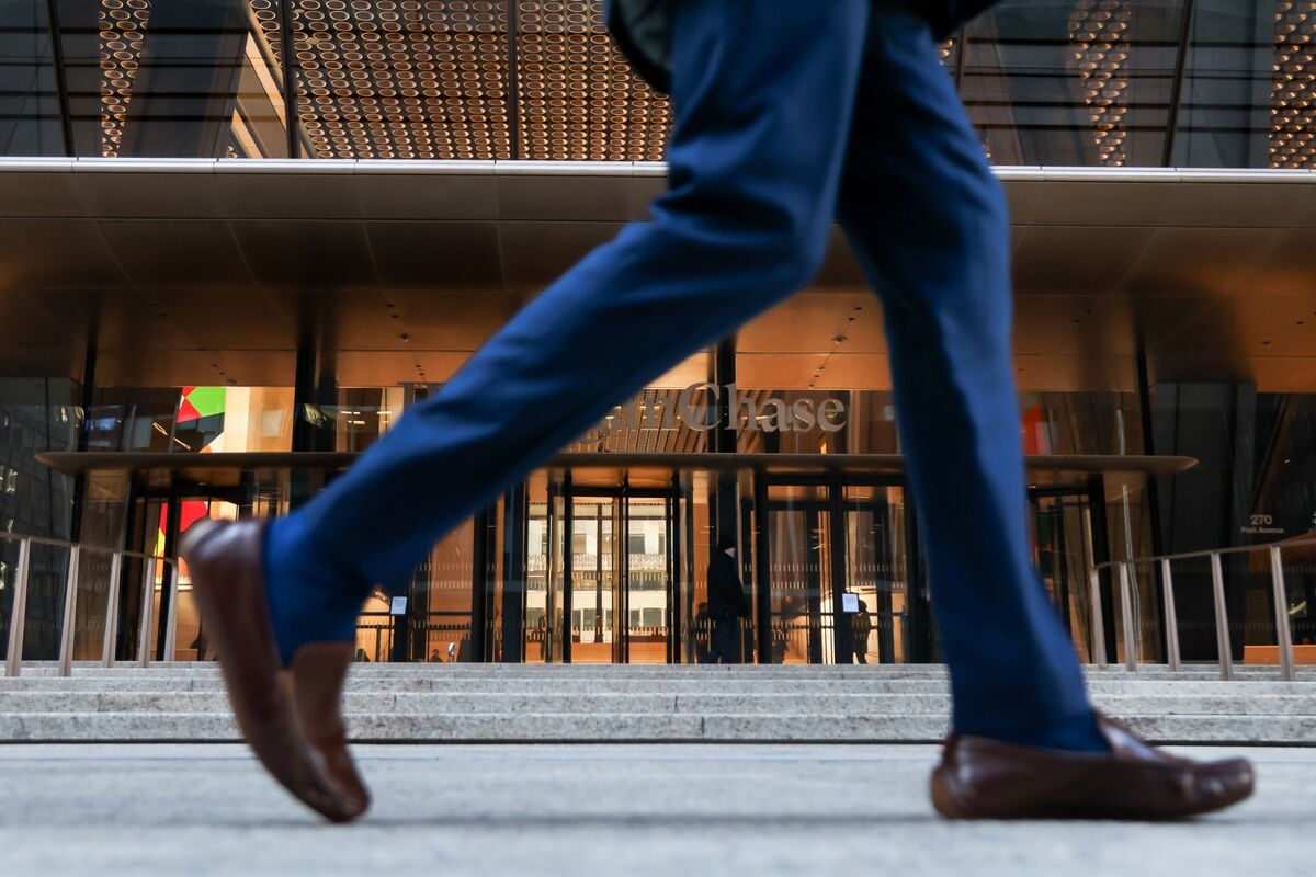 
                            Goldman, JPMorgan Bankers See Bonus Pools Rise at Least 10%